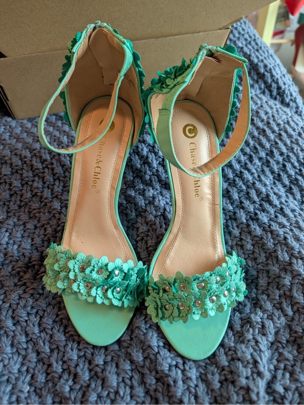 Chase & Chloe Women's Green Flower Sandals Size 8 Brand New